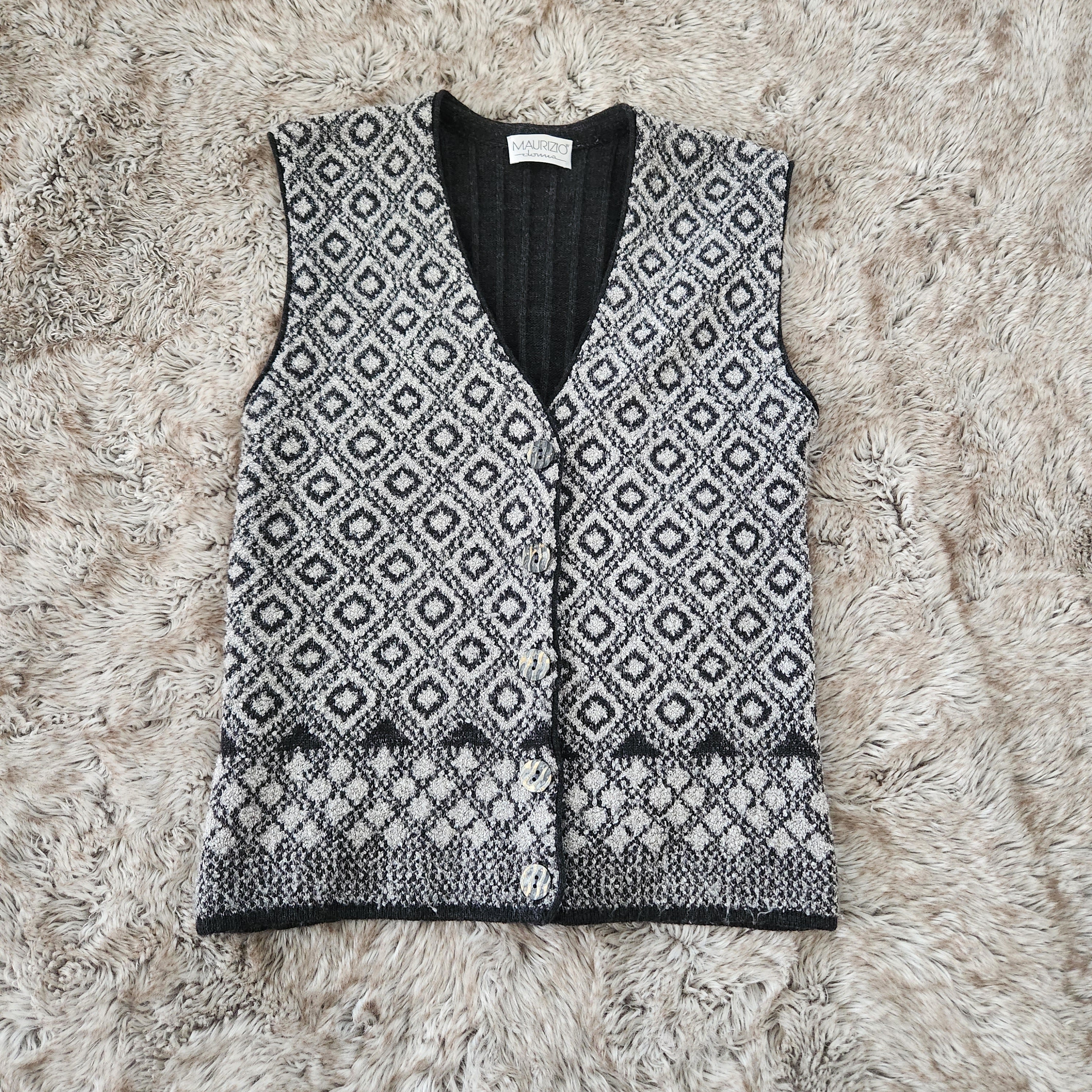 Donna Maurizio Vintage Gray and White Diamond Print Sweater Vest Size Large  Vintage Vibes Boutique   